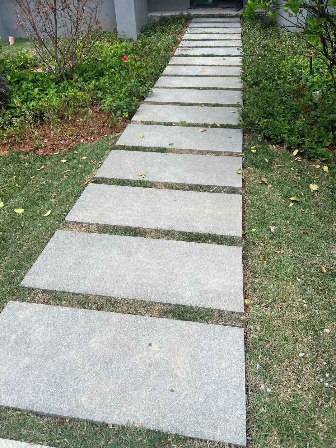 淄博 芝麻黑小区踏步、汀步石铺装效果