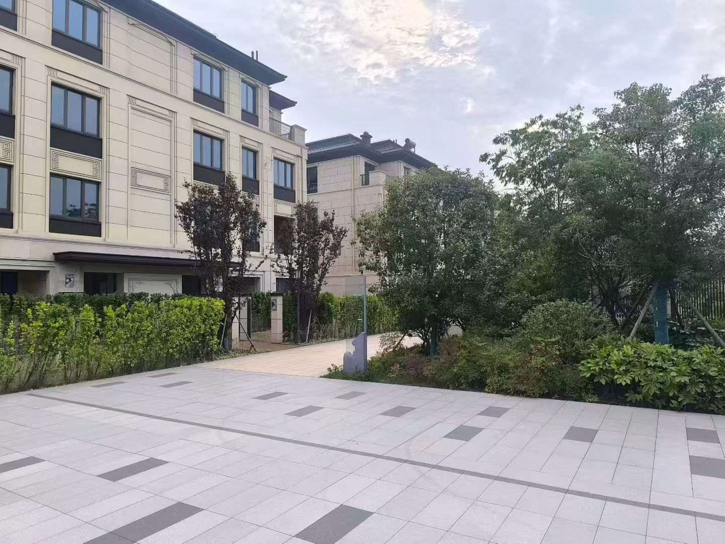 淄博 芝麻白与芝麻白搭配铺装，尺寸1200*600