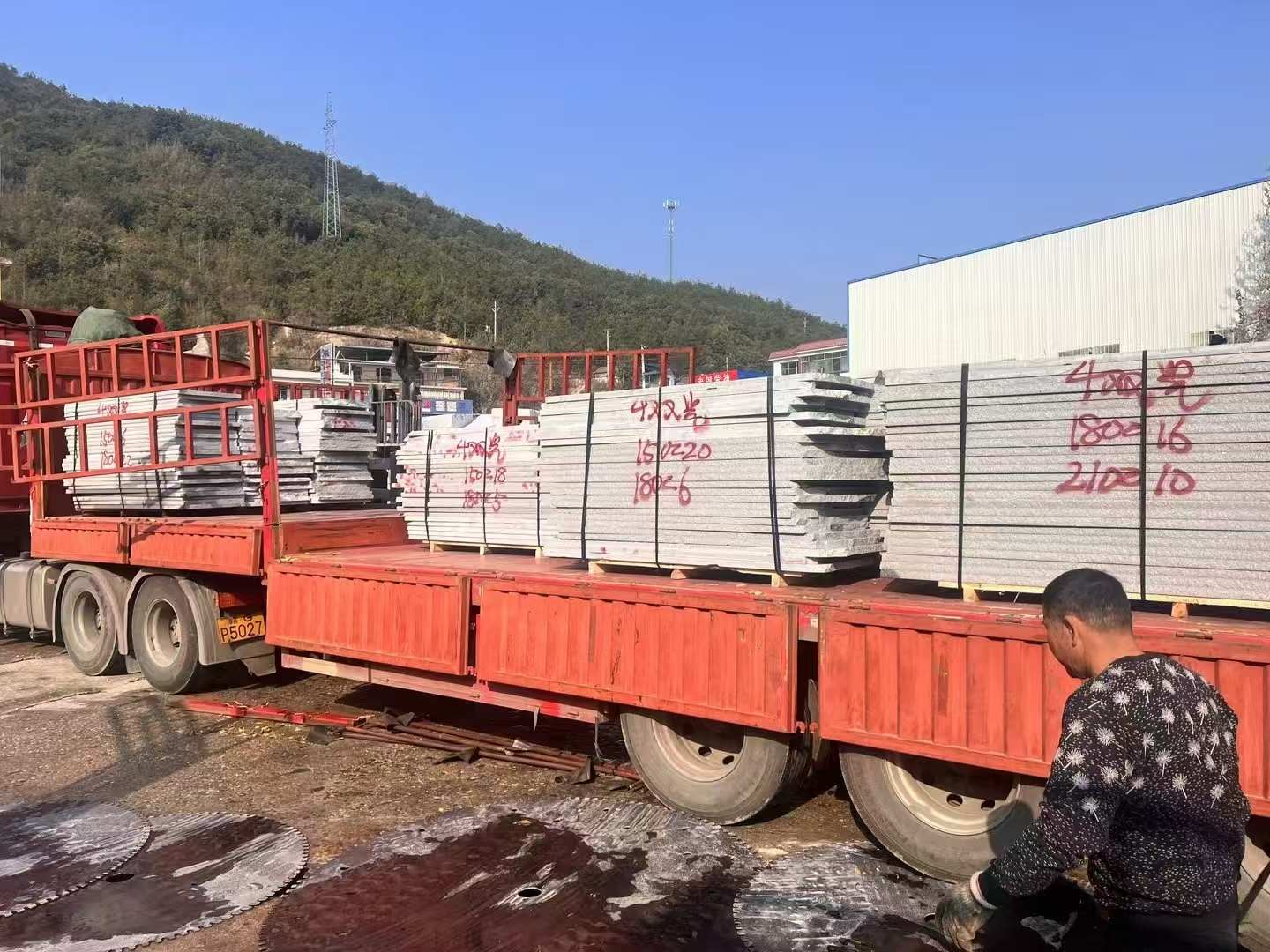 淄博 芝麻灰花岗岩光面毛板出货日常